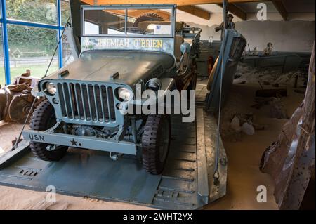 Dettaglio di una Jeep Willys 'Jeremiah o'Brien Portland' che lascia un mezzo da sbarco americano per difendere le spiagge della Normandia Foto Stock