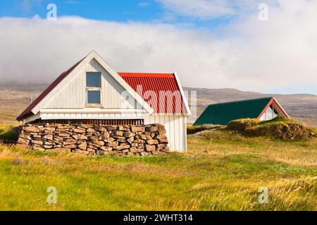 Casa bianca islandese al Sunny Day Foto Stock