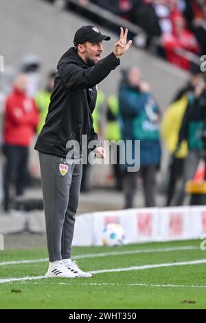 11 febbraio 2024, Baden-Württemberg, Stoccarda: Calcio, Bundesliga, VfB Stuttgart - FSV Mainz 05, Matchday 21, MHPArena. Il coach di Stoccarda Sebastian Hoeneß gesticola. Foto: Harry Langer/dpa - NOTA IMPORTANTE: In conformità con le normative della DFL German Football League e della DFB German Football Association, è vietato utilizzare o far utilizzare fotografie scattate nello stadio e/o della partita sotto forma di immagini sequenziali e/o serie di foto video. Foto Stock