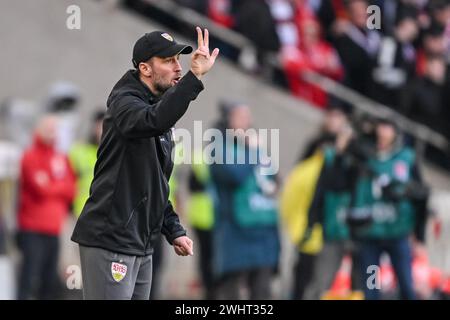 11 febbraio 2024, Baden-Württemberg, Stoccarda: Calcio, Bundesliga, VfB Stuttgart - FSV Mainz 05, Matchday 21, MHPArena. Il coach di Stoccarda Sebastian Hoeneß gesticola. Foto: Harry Langer/dpa - NOTA IMPORTANTE: In conformità con le normative della DFL German Football League e della DFB German Football Association, è vietato utilizzare o far utilizzare fotografie scattate nello stadio e/o della partita sotto forma di immagini sequenziali e/o serie di foto video. Foto Stock