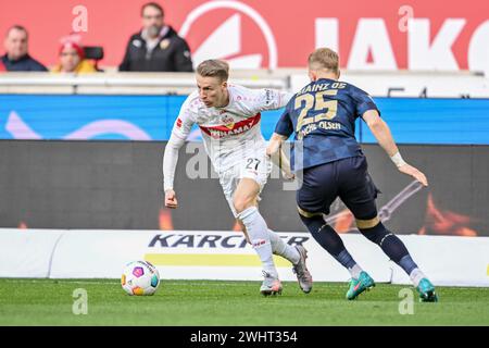 11 febbraio 2024, Baden-Württemberg, Stoccarda: Calcio, Bundesliga, VfB Stuttgart - FSV Mainz 05, Matchday 21, MHPArena. Andreas Hanche Olsen di Mainz (r) in azione contro Chris Führich di Stoccarda. Foto: Harry Langer/dpa - NOTA IMPORTANTE: In conformità con le normative della DFL German Football League e della DFB German Football Association, è vietato utilizzare o far utilizzare fotografie scattate nello stadio e/o della partita sotto forma di immagini sequenziali e/o serie di foto video. Foto Stock