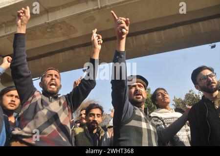 11 febbraio 2024, Rawalpindi, Punjab, Pakistan: Sostenitori del partito Tehreek-e-Insaf (PTI) in Pakistan cantano slogan durante una protesta al di fuori di un ufficio elettorale a Rawalpindi l'11 febbraio 2024, tra le affermazioni secondo cui i ritardi nei risultati elettorali stanno permettendo ai funzionari di manipolare il conteggio dei voti. La polizia pakistana ha avvertito domenica che avrebbero represso gli incontri illegali dopo che il partito dell'ex primo ministro Imran Khan, imprigionato, ha fatto appello ai sostenitori per protestare contro i presunti trucchi delle elezioni della scorsa settimana. (Credit Image: © Raja Imran Bahader/Pacific Press via ZUMA Press Wire) SOLO PER USO EDITORIALE! Non f Foto Stock