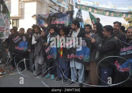 11 febbraio 2024, Rawalpindi, Punjab, Pakistan: Sostenitori del partito Tehreek-e-Insaf (PTI) in Pakistan cantano slogan durante una protesta al di fuori di un ufficio elettorale a Rawalpindi l'11 febbraio 2024, tra le affermazioni secondo cui i ritardi nei risultati elettorali stanno permettendo ai funzionari di manipolare il conteggio dei voti. La polizia pakistana ha avvertito domenica che avrebbero represso gli incontri illegali dopo che il partito dell'ex primo ministro Imran Khan, imprigionato, ha fatto appello ai sostenitori per protestare contro i presunti trucchi delle elezioni della scorsa settimana. (Credit Image: © Raja Imran Bahader/Pacific Press via ZUMA Press Wire) SOLO PER USO EDITORIALE! Non f Foto Stock