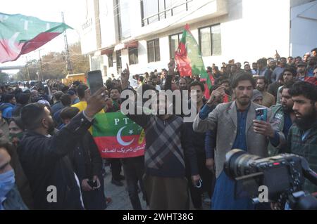 11 febbraio 2024, Rawalpindi, Punjab, Pakistan: Sostenitori del partito Tehreek-e-Insaf (PTI) in Pakistan cantano slogan durante una protesta al di fuori di un ufficio elettorale a Rawalpindi l'11 febbraio 2024, tra le affermazioni secondo cui i ritardi nei risultati elettorali stanno permettendo ai funzionari di manipolare il conteggio dei voti. La polizia pakistana ha avvertito domenica che avrebbero represso gli incontri illegali dopo che il partito dell'ex primo ministro Imran Khan, imprigionato, ha fatto appello ai sostenitori per protestare contro i presunti trucchi delle elezioni della scorsa settimana. (Credit Image: © Raja Imran Bahader/Pacific Press via ZUMA Press Wire) SOLO PER USO EDITORIALE! Non f Foto Stock