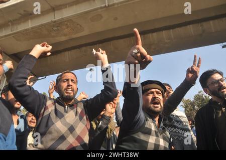 11 febbraio 2024, Rawalpindi, Punjab, Pakistan: Sostenitori del partito Tehreek-e-Insaf (PTI) in Pakistan cantano slogan durante una protesta al di fuori di un ufficio elettorale a Rawalpindi l'11 febbraio 2024, tra le affermazioni secondo cui i ritardi nei risultati elettorali stanno permettendo ai funzionari di manipolare il conteggio dei voti. La polizia pakistana ha avvertito domenica che avrebbero represso gli incontri illegali dopo che il partito dell'ex primo ministro Imran Khan, imprigionato, ha fatto appello ai sostenitori per protestare contro i presunti trucchi delle elezioni della scorsa settimana. (Credit Image: © Raja Imran Bahader/Pacific Press via ZUMA Press Wire) SOLO PER USO EDITORIALE! Non f Foto Stock