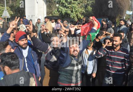 11 febbraio 2024, Rawalpindi, Punjab, Pakistan: Sostenitori del partito Tehreek-e-Insaf (PTI) in Pakistan cantano slogan durante una protesta al di fuori di un ufficio elettorale a Rawalpindi l'11 febbraio 2024, tra le affermazioni secondo cui i ritardi nei risultati elettorali stanno permettendo ai funzionari di manipolare il conteggio dei voti. La polizia pakistana ha avvertito domenica che avrebbero represso gli incontri illegali dopo che il partito dell'ex primo ministro Imran Khan, imprigionato, ha fatto appello ai sostenitori per protestare contro i presunti trucchi delle elezioni della scorsa settimana. (Credit Image: © Raja Imran Bahader/Pacific Press via ZUMA Press Wire) SOLO PER USO EDITORIALE! Non f Foto Stock