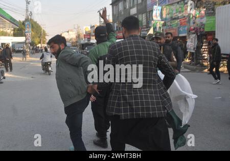 11 febbraio 2024, Rawalpindi, Punjab, Pakistan: Sostenitori del partito Tehreek-e-Insaf (PTI) in Pakistan cantano slogan durante una protesta al di fuori di un ufficio elettorale a Rawalpindi l'11 febbraio 2024, tra le affermazioni secondo cui i ritardi nei risultati elettorali stanno permettendo ai funzionari di manipolare il conteggio dei voti. La polizia pakistana ha avvertito domenica che avrebbero represso gli incontri illegali dopo che il partito dell'ex primo ministro Imran Khan, imprigionato, ha fatto appello ai sostenitori per protestare contro i presunti trucchi delle elezioni della scorsa settimana. (Credit Image: © Raja Imran Bahader/Pacific Press via ZUMA Press Wire) SOLO PER USO EDITORIALE! Non f Foto Stock