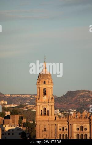 La cattedrale di Málaga al crepuscolo di novembre. La cattedrale è una chiesa cattolica nella città di Málaga in Andalusia, nel sud della Spagna Foto Stock