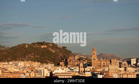 La cattedrale di Málaga al crepuscolo di novembre. La cattedrale è una chiesa cattolica nella città di Málaga in Andalusia, nel sud della Spagna Foto Stock