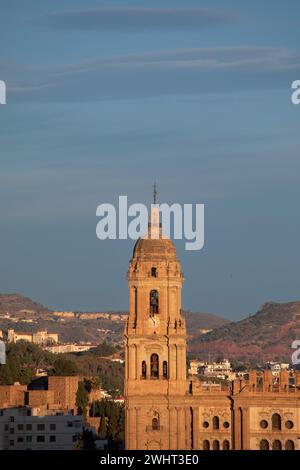 La cattedrale di Málaga al crepuscolo di novembre. La cattedrale è una chiesa cattolica nella città di Málaga in Andalusia, nel sud della Spagna Foto Stock