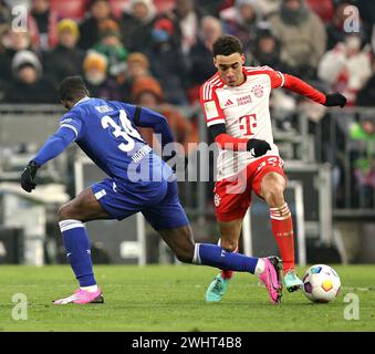 Firo: 01/12/2024, calcio, calcio, 1a lega, 1a Bundesliga, stagione 2023/2024, diciassettesima partita, FC Bayern Monaco - TSG 1899 Hoffenheim 3:0, Stanley Nsoki, TSG 1899 Hoffenheim, TSG, Hoffenheim, Jamal Musiala, FC Bayern Monaco, Bayern, FCB, Monaco di Baviera, figura intera, duelli, Foto Stock