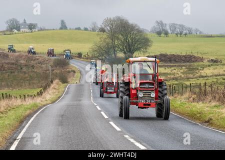 Balfron, Stirling, Scozia, Regno Unito. 11 febbraio 2024. Raccolta fondi Trossachs Tractor Run per Chest Heart e Stroke Scotland. L'evento di beneficenza è stato organizzato da Robert Wilson di Kippen in memoria del famoso fabbro Arnprior Bobby Gunn che morì improvvisamente al lavoro nel 2017. Oltre 40 trattori percorreranno il percorso di 50 km attraverso l'area di Stirling. Le donazioni all'ente di beneficenza possono essere fatte attraverso la pagina "Just Giving" di Robert. Nella foto: Robert Wilson in prima fila Credit: Kay Roxby/Alamy Live News Foto Stock