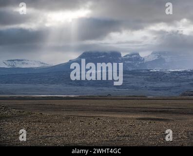 Islanda paesaggio autunnale tundra vicino al ghiacciaio Haoldukvisl, Islanda. La lingua glaciale scivola dalla cicogna Vatnajokull o Vatna Gl Foto Stock