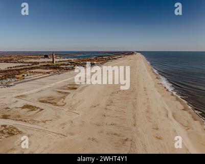 Una vista aerea della torre d'acqua di Jones Beach in una giornata di sole d'inverno a Long Island, New York. La spiaggia è vuota. Foto Stock