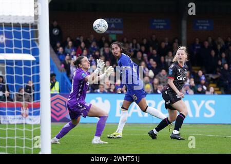 Mayra Ramírez (centro) del Chelsea segna il gol di apertura della partita durante la partita del quinto turno di Adobe WFA Cup a Kingsmeadow, Londra. Data foto: Domenica 11 febbraio 2024. Foto Stock