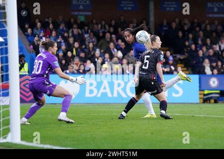 Mayra Ramírez (centro) del Chelsea segna il gol di apertura della partita durante la partita del quinto turno di Adobe WFA Cup a Kingsmeadow, Londra. Data foto: Domenica 11 febbraio 2024. Foto Stock