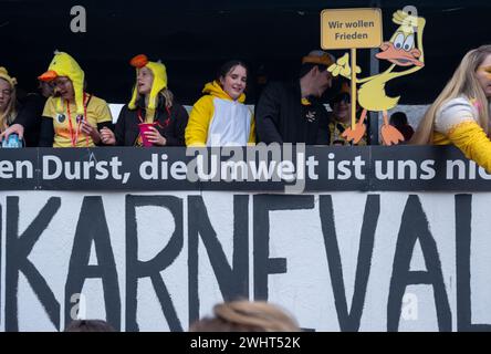 Gronau, NRW, Germania, 02.11.2024,foto della parata di Carnevale (Rosenmontag) con folle gioiose e feste di strada. Immagine ad alta risoluzione per catturare l'essenc Foto Stock