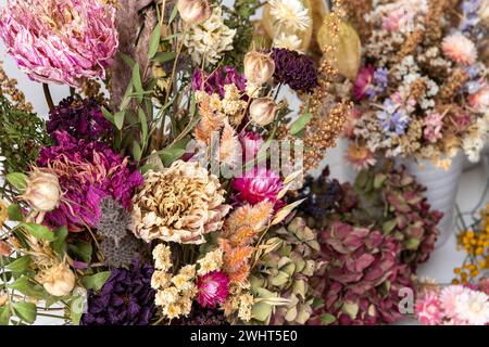 Fiori secchi in primo piano. Floristeria sostenibile. Decorazioni per la casa con fiori secchi. Foto Stock