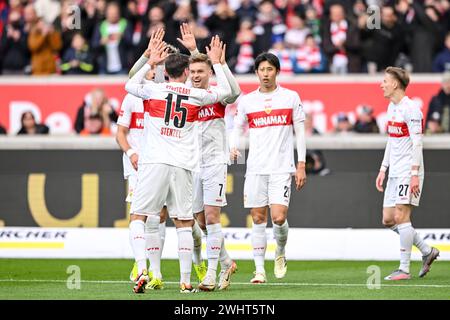 11 febbraio 2024, Baden-Württemberg, Stoccarda: Calcio, Bundesliga, VfB Stuttgart - FSV Mainz 05, Matchday 21, MHPArena. Pascal Stenzel di Stoccarda (davanti) celebra con Maximilian Mittelstädt di Stoccarda e Hiroki Ito di Stoccarda dopo il gol di Mittelstädt 1:0. Chris Führich di Stoccarda corre accanto a lui. Foto: Harry Langer/dpa - NOTA IMPORTANTE: In conformità con le normative della DFL German Football League e della DFB German Football Association, è vietato utilizzare o far utilizzare fotografie scattate nello stadio e/o della partita sotto forma di immagini sequenziali e/o. Foto Stock