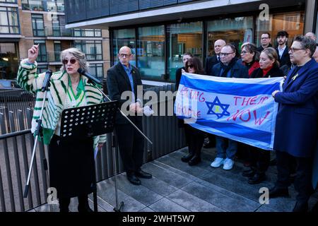 Nuova installazione di «Lovelock Hostage Bridge» presso il JW3 London Jewish Community Centre per mostrare amore e solidarietà per gli ostaggi detenuti da Hamas a Gaza. Foto Stock