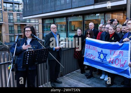 Nuova installazione di «Lovelock Hostage Bridge» presso il JW3 London Jewish Community Centre per mostrare amore e solidarietà per gli ostaggi detenuti da Hamas a Gaza. Foto Stock