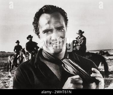 Attore leggendario, Marlon Brando sorridente in One-Eyed Jacks, foto pubblicitaria (Paramount, 1961) Foto Stock