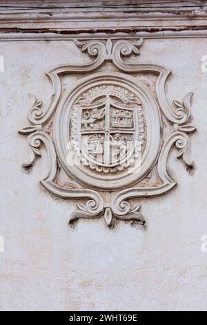 Antigua, Guatemala. Stemma sul muro dell'Università di San Carlos, fondata nel 1675. Foto Stock