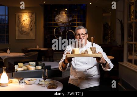 Ritratti di Claude Bosi con il carrello del formaggio e il cheeseboard al Bibendum Restaurant, Michelin House, South Kensington, Londra, Regno Unito Foto Stock