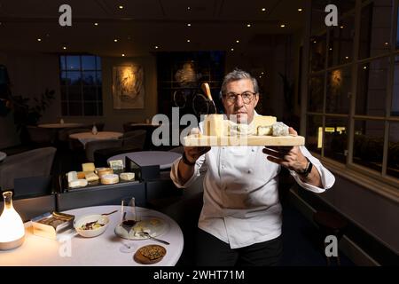 Ritratti di Claude Bosi con il carrello del formaggio e il cheeseboard al Bibendum Restaurant, Michelin House, South Kensington, Londra, Regno Unito Foto Stock