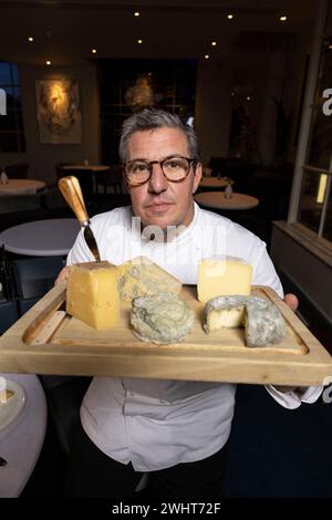 Ritratti di Claude Bosi con il carrello del formaggio e il cheeseboard al Bibendum Restaurant, Michelin House, South Kensington, Londra, Regno Unito Foto Stock