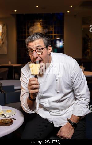 Ritratti di Claude Bosi con il carrello del formaggio e il cheeseboard al Bibendum Restaurant, Michelin House, South Kensington, Londra, Regno Unito Foto Stock