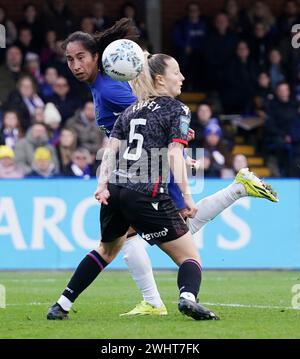 Mayra Ramírez (a sinistra) del Chelsea segna il gol di apertura della partita durante la partita del quinto turno di Adobe WFA Cup a Kingsmeadow, Londra. Data foto: Domenica 11 febbraio 2024. Foto Stock