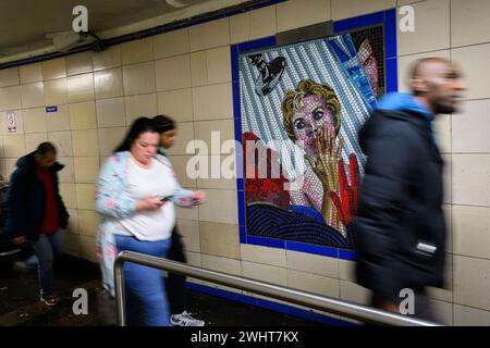 9 febbraio 2024. I mosaici raffiguranti film di Alfred Hitchcock adornano le pareti della stazione della metropolitana di Leytonstone, nella zona est di Londra. Il famoso regista è nato il 13 agosto 1899 al 517 di Leytonstone High Road. Foto Stock