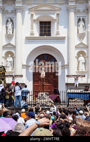 Antigua, Guatemala. Effigi di Gesù Crocifisso con i due ladri, di fronte alla Cattedrale di San Jose, Semana Santa, Venerdì Santo. Foto Stock