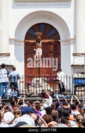 Antigua, Guatemala. Effigie di Gesù Crocifisso, di fronte alla Cattedrale di San Jose, Semana Santa, Venerdì Santo. Foto Stock