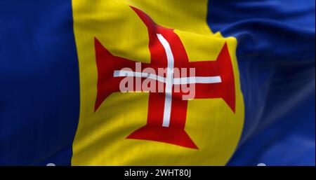 Primo piano della bandiera di Madeira che sventola nel vento Foto Stock