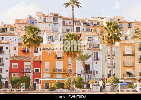 Una vista panoramica delle case colorate di Villajoyosa, in Spagna, in una giornata di sole Foto Stock