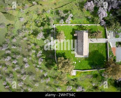 Drone paesaggio aereo dell'antica chiesa ortodossa cristiana in primavera. Cappella Santa Maria Asinoy cipro Foto Stock