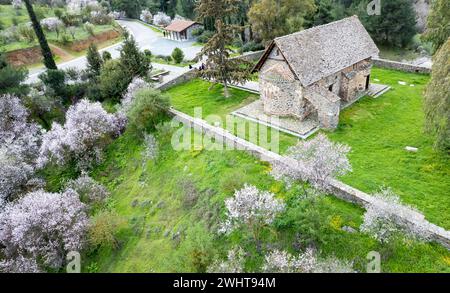 Drone paesaggio aereo dell'antica chiesa ortodossa cristiana in primavera. Cappella Santa Maria Asinoy cipro Foto Stock