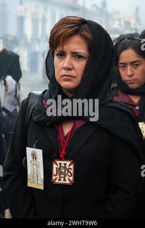 Antigua, Guatemala. Donne che camminano in una Semana Donna Santa Processione. Foto Stock