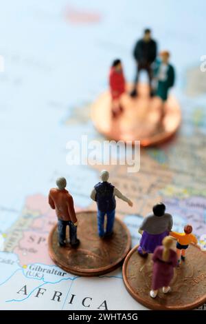 Una mappa e dei modelli che rappresentano l'immigrazione in Europa Foto Stock