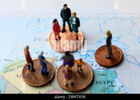 Una mappa e dei modelli che rappresentano l'immigrazione in Europa Foto Stock