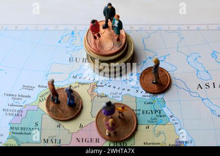 Una mappa e dei modelli che rappresentano l'immigrazione in Europa Foto Stock