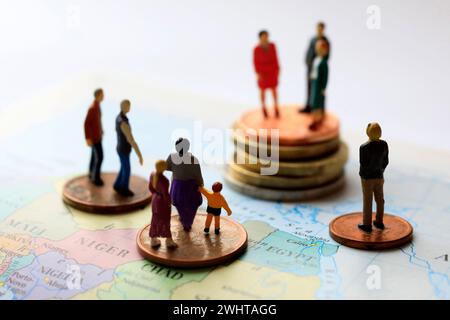 Una mappa e dei modelli che rappresentano l'immigrazione in Europa Foto Stock