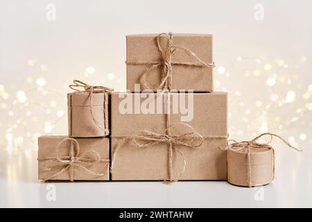 Composizione di scatole regalo natalizie sostenibili su uno sfondo bokeh brillante. Natale zero sprechi, giorno di pugilato e vacanze invernali Foto Stock