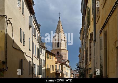 Chiesa di Notre-Dame-des-Accoules da Montée des Accoules, le Panier, Marsiglia, Provenza, FranceChiesa di Notre-Dame-des-Accoules da Montée des AC Foto Stock