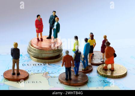 Una mappa e dei modelli che rappresentano l'immigrazione in Europa Foto Stock