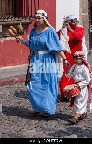 Antigua, Guatemala. I partecipanti marcheranno nella Processione della Resurrezione della Domenica di Pasqua. Semana Santa. Foto Stock