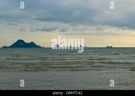 Rilassante vista serale del mare a Nopparat Thara Beach, Thailandia Foto Stock