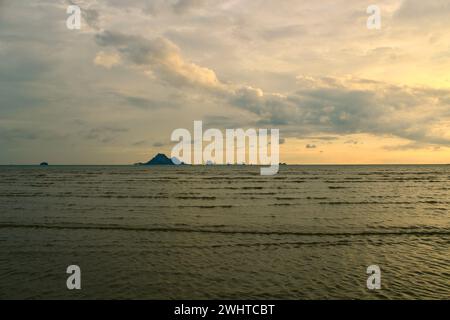 Rilassante vista serale del mare a Nopparat Thara Beach, Thailandia Foto Stock